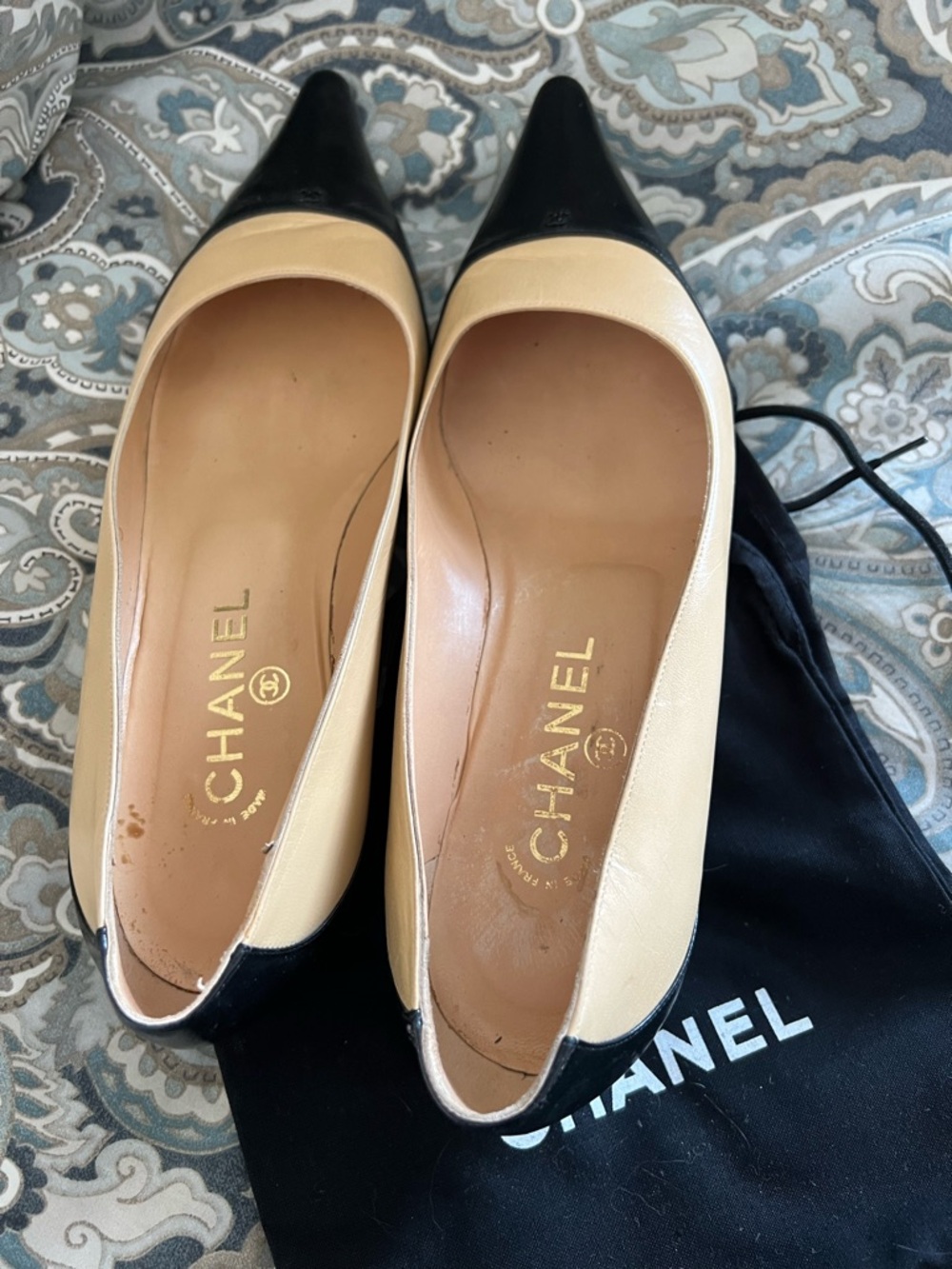 CHANEL Two-Tone Black and Beige Pointed Toe Leather Flats - Picture 2 of 7